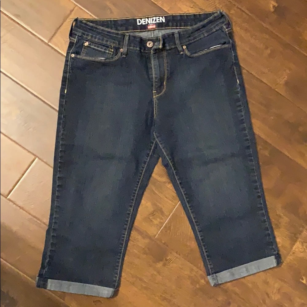 Denizen capris. Size 10. Stretchy denim.